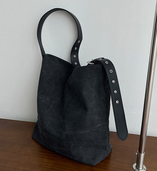 Easy carry bag for neighborhood walks and casual outings