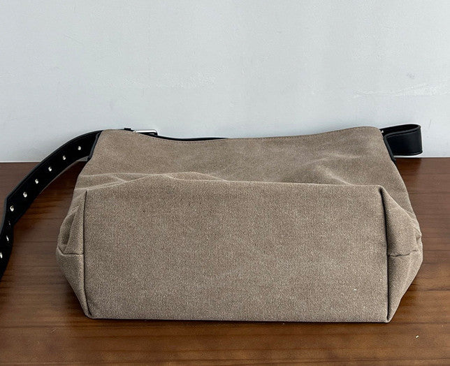 Roomy casual bag for keeping daily belongings together