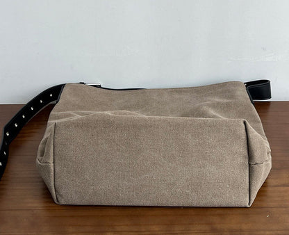 Roomy casual bag for keeping daily belongings together