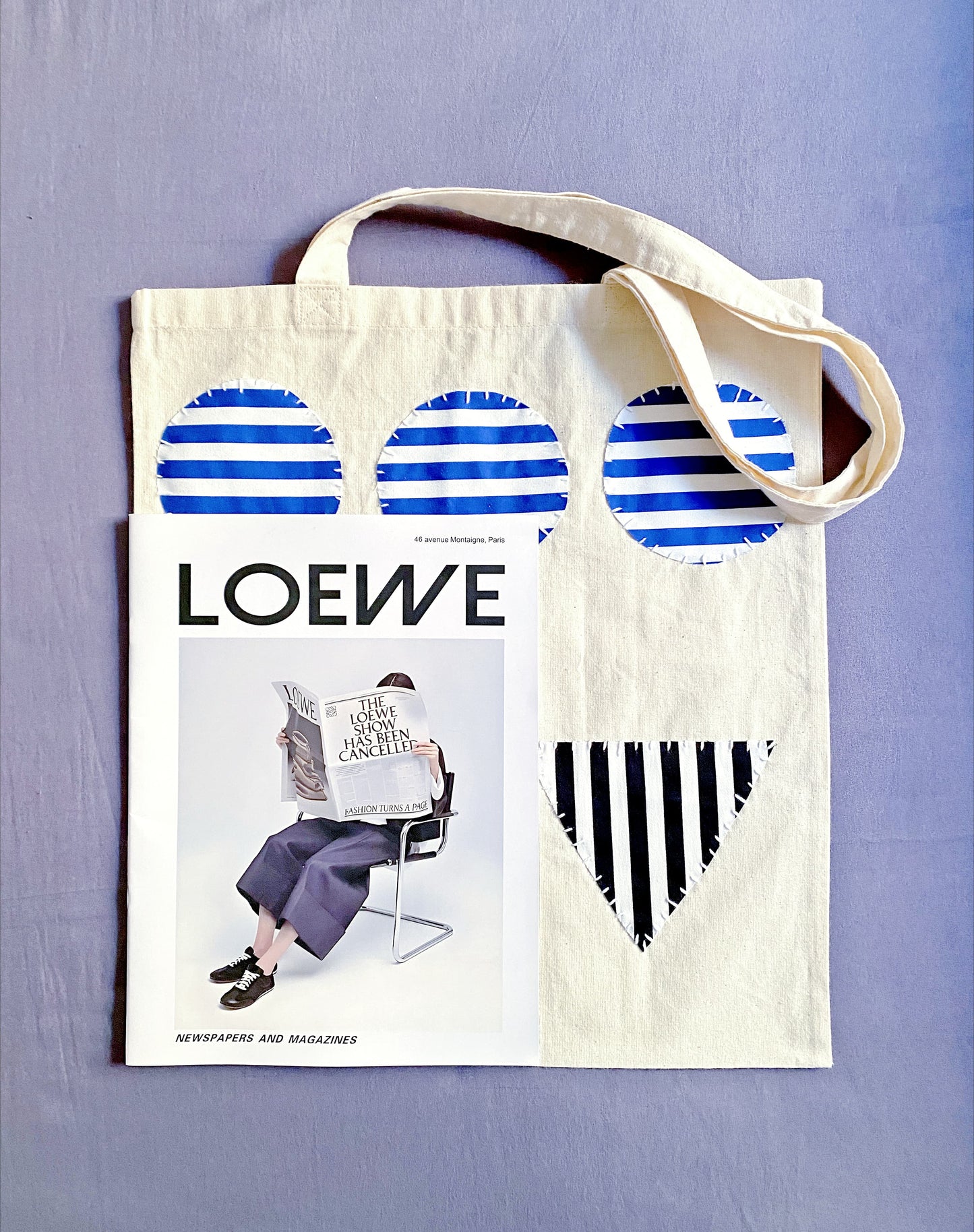 High-quality cotton carryall for travel, emphasizing its foldable and light nature.