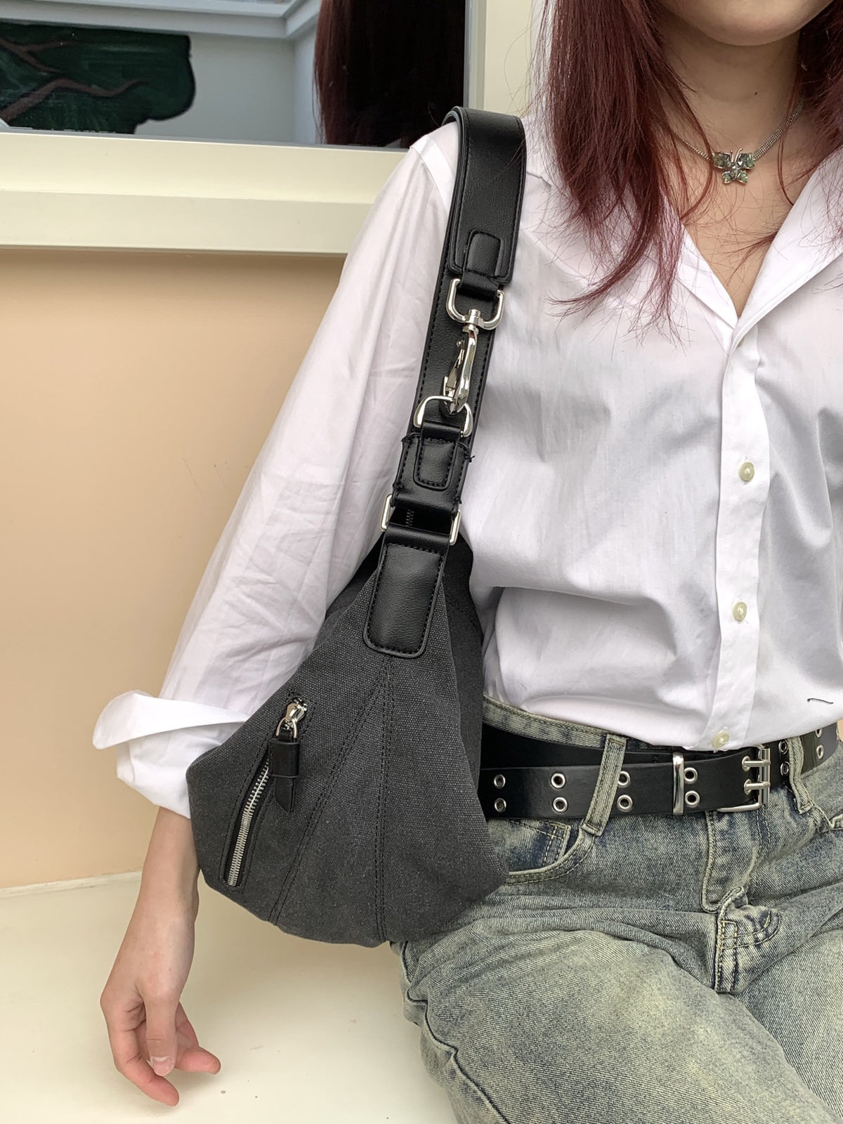 Casual crescent shoulder bag for walking around the city