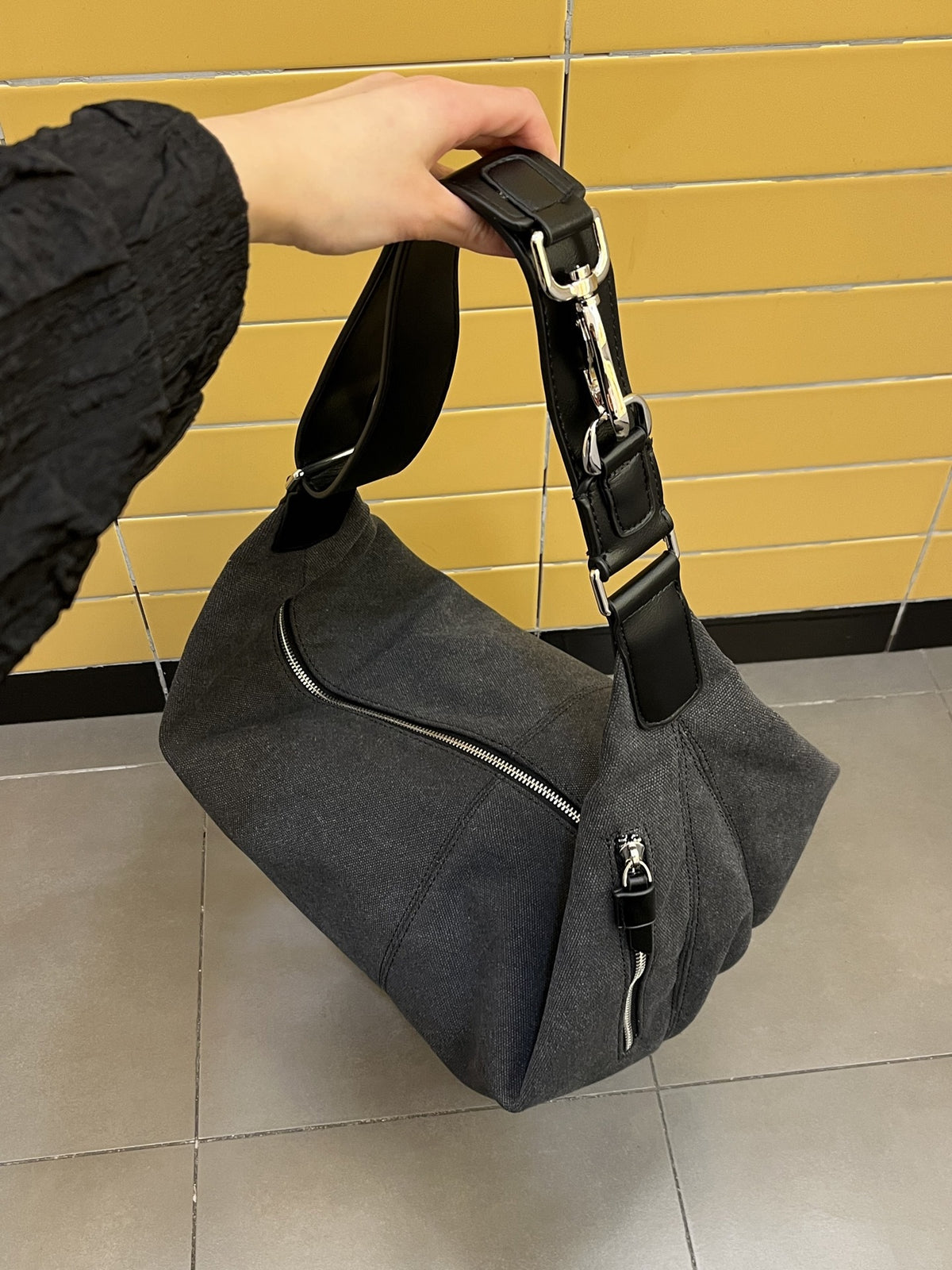Women's crescent crossbody bag for casual travel and sightseeing
