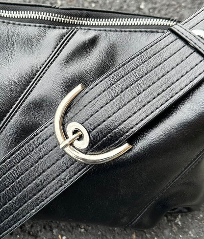 Simple crossbody bag for everyday movement