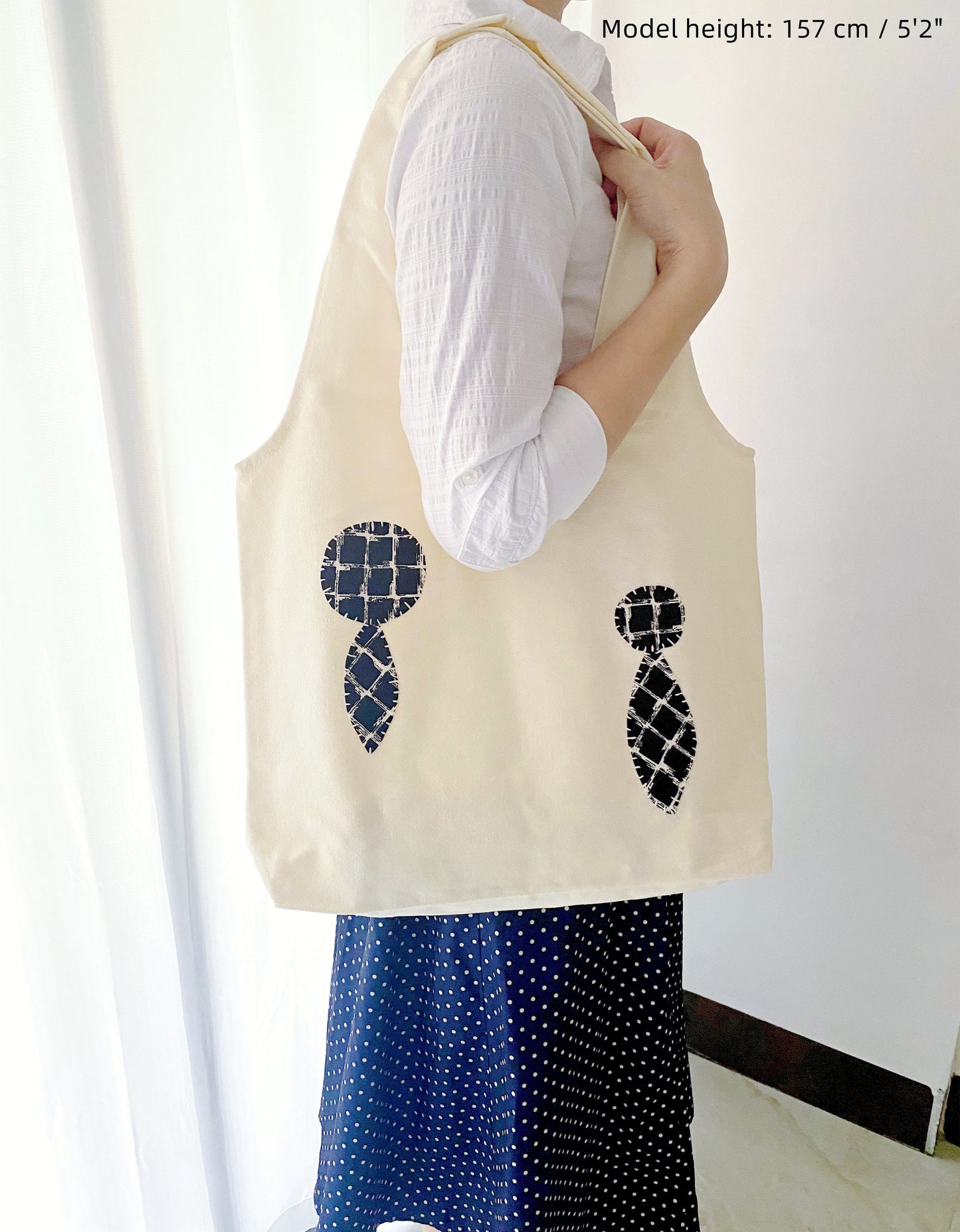 Relaxed shoulder tote with creative color accents