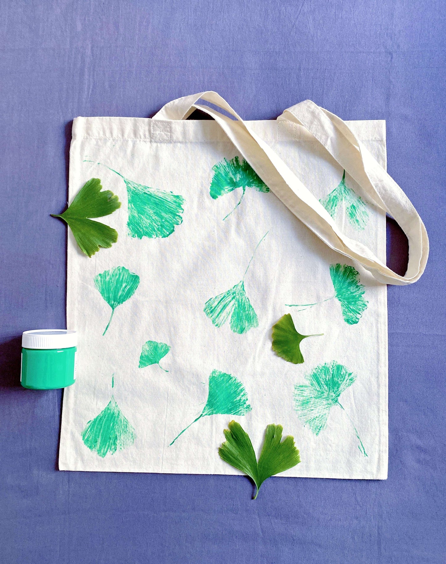 An effortless carry-all for busy mornings. Hand-printed botanical designs on washable cotton that gets softer with every use.