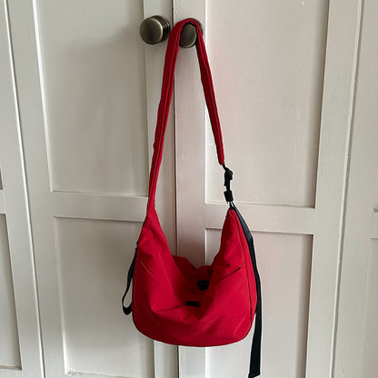 Casual shoulder bag for carrying daily necessities