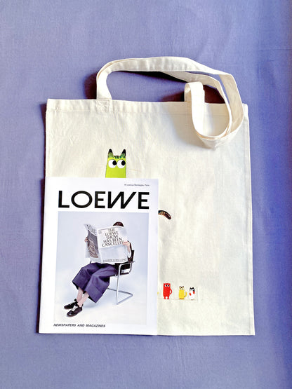 Ethical fashion choice: a large capacity bag for zero-waste lifestyle advocates.