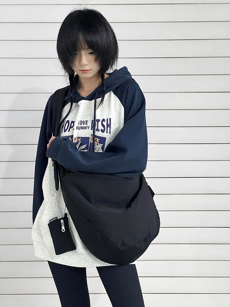 Spacious everyday bag for relaxed city walks