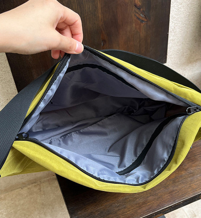 Lightweight messenger bag for long days away