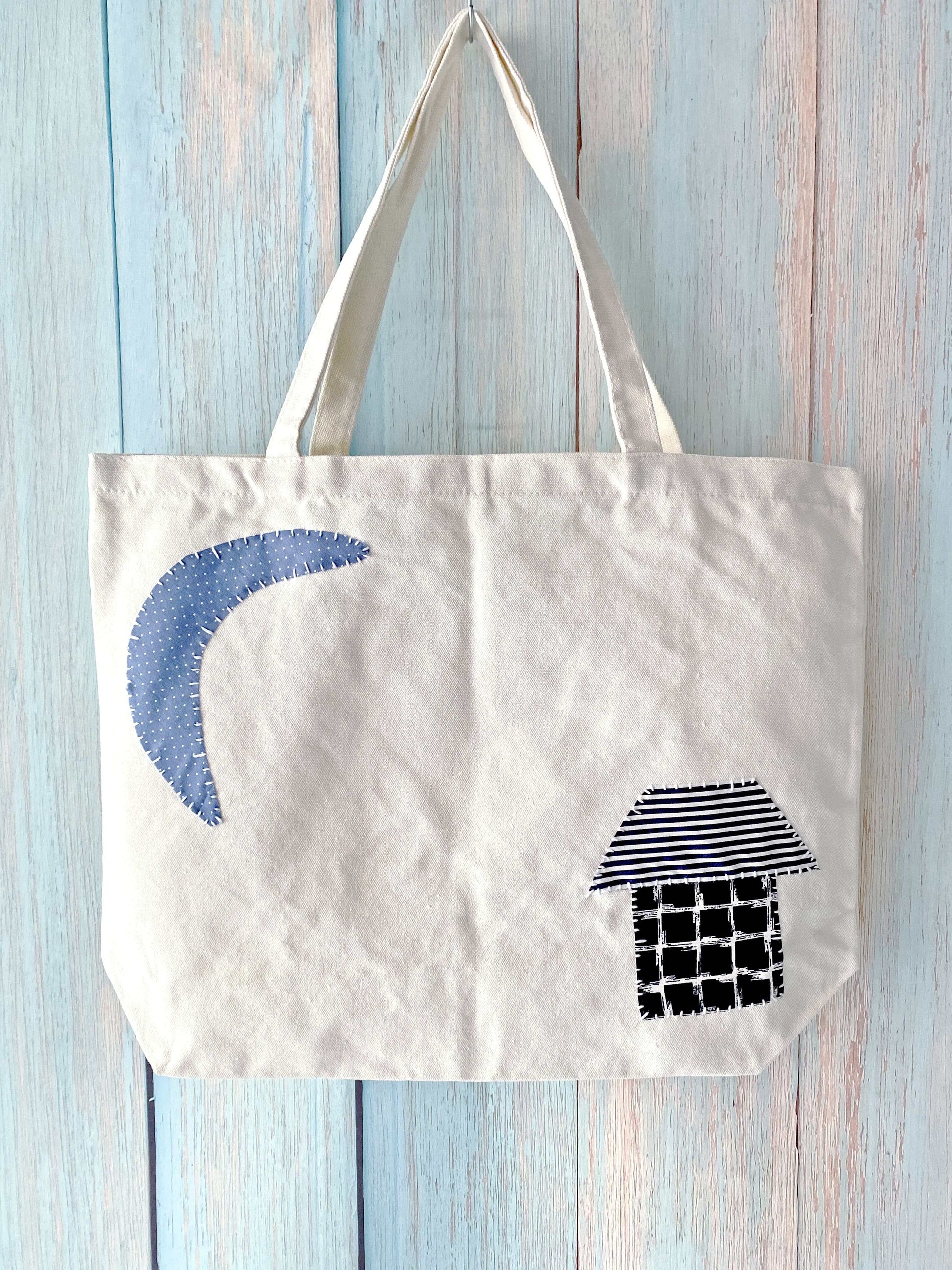 Roomy fabric bag suitable for commuting and short-distance travel