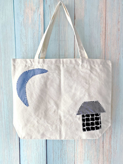 Roomy fabric bag suitable for commuting and short-distance travel