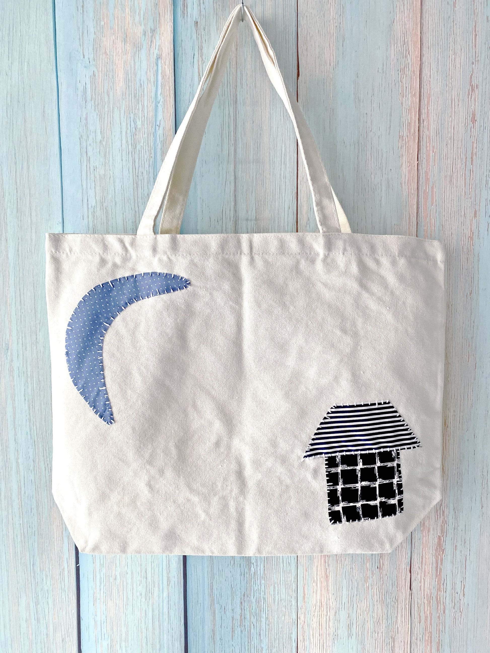 Roomy fabric bag suitable for commuting and short-distance travel