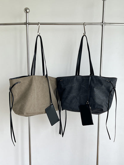 Canvas tote with roomy space for daily belongings