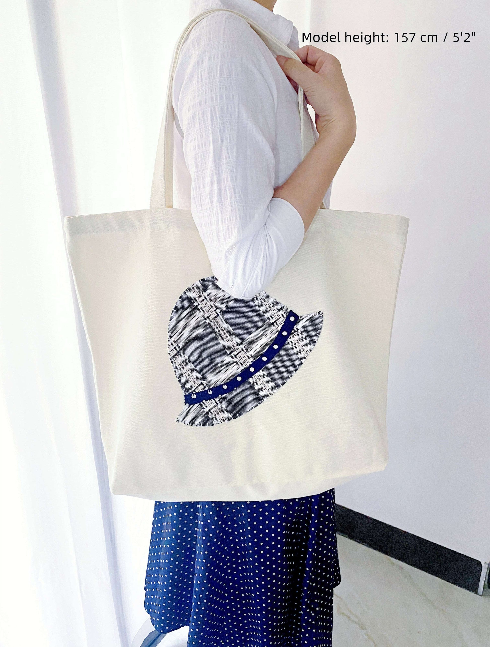 Eco-friendly canvas bag with artisan needlework. A gift for those who value sustainable fashion and unique, hand-sewn details.