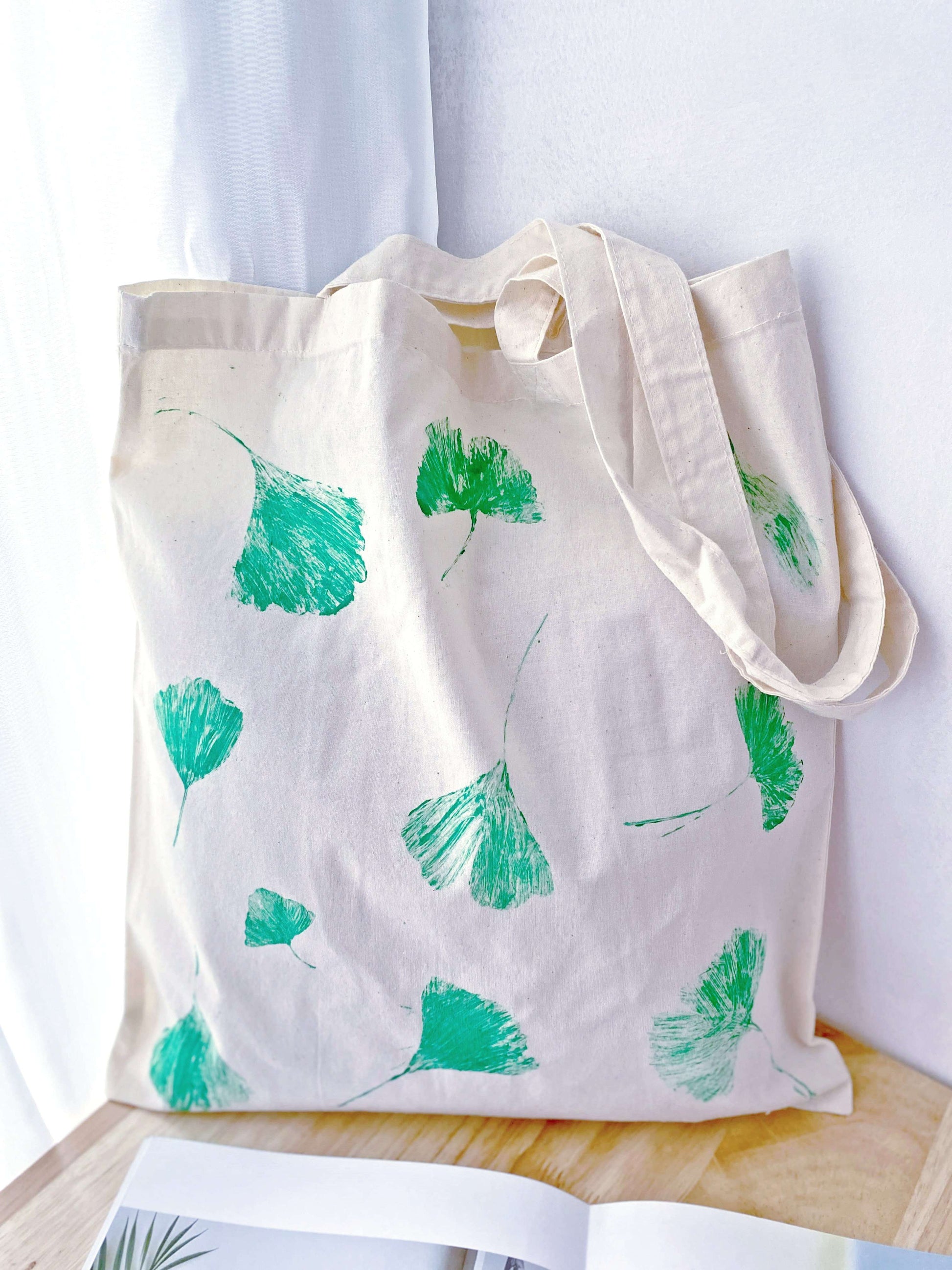 Choosing earth-friendly materials. A plastic-free reusable bag with hand-applied ginkgo motifs, gentle on skin and the planet.