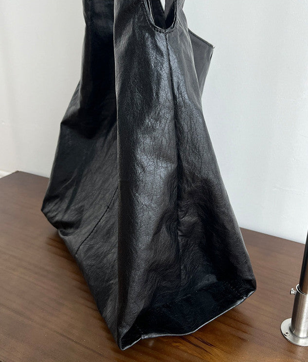 Practical shoulder tote for casual outings