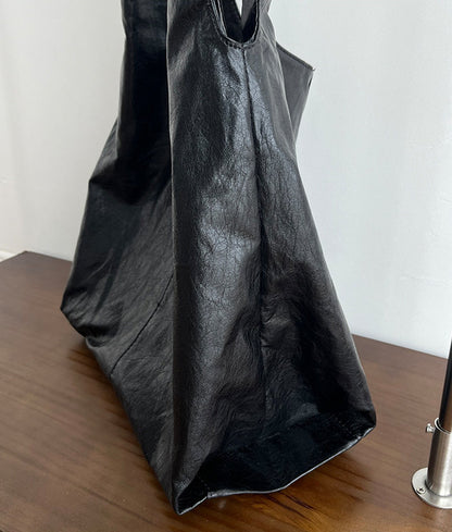 Practical shoulder tote for casual outings