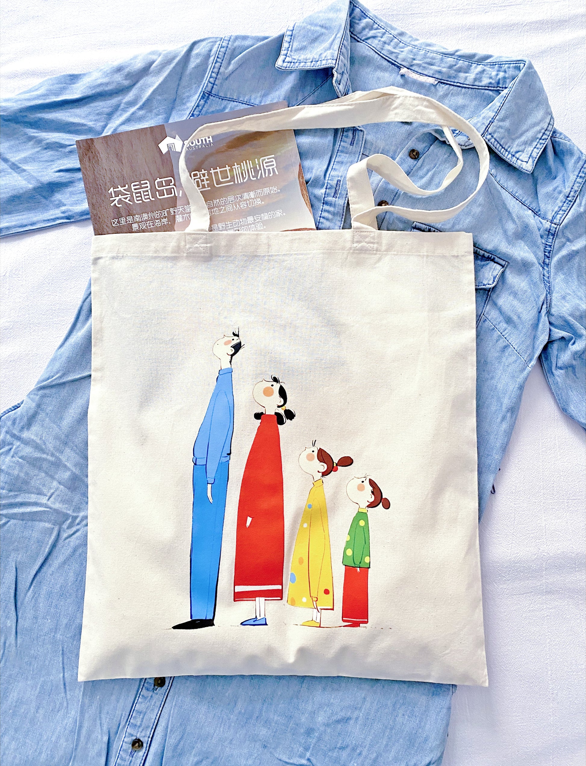 Close-up of the durable reinforced stitching on a premium organic cotton shopper