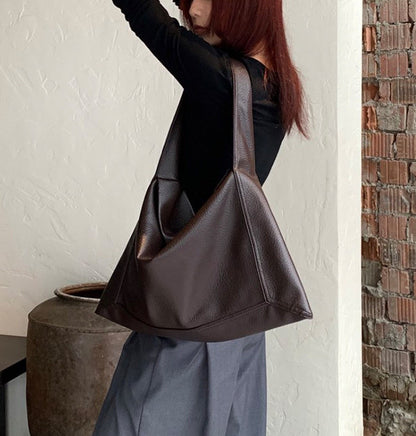 Simple shoulder tote bag for easy weekend outings