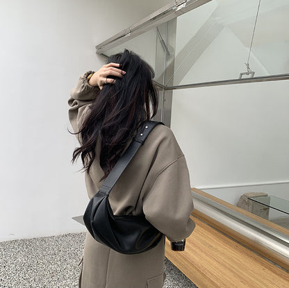 Minimalist soft shoulder bag suitable for college students and office commuters
