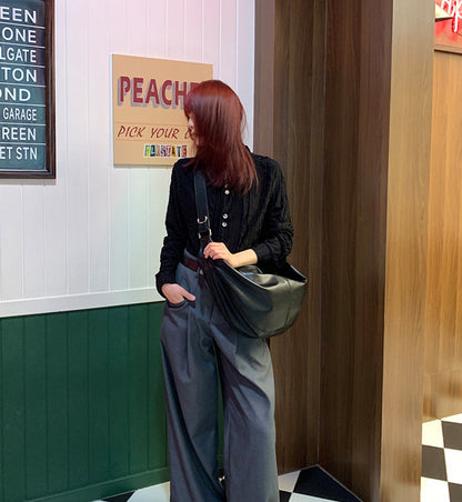 Curved shoulder bag for relaxed weekend walks