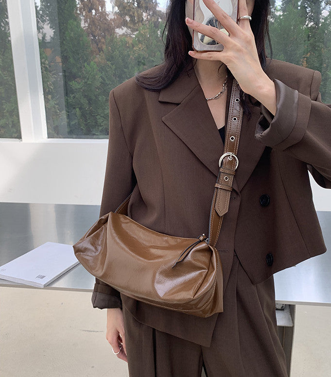 Small shoulder carryall for everyday necessities