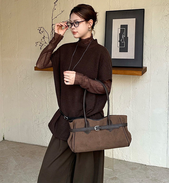 Women's shoulder bag with roomy interior for daily use