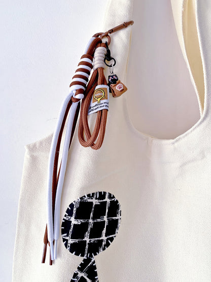 Low-impact foldable shopper that blends into a clutter-free, mindful home.