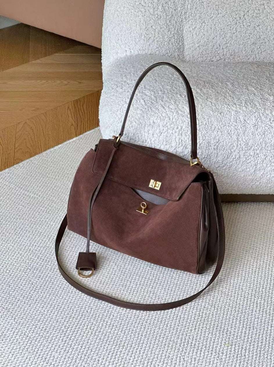 Lightweight leather bag for comfortable wear