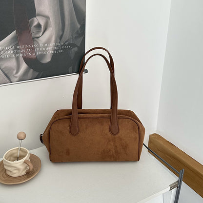 Handheld bag for keeping daily essentials together