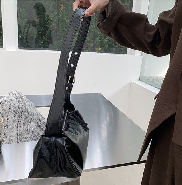 Simple women's bag for everyday movement