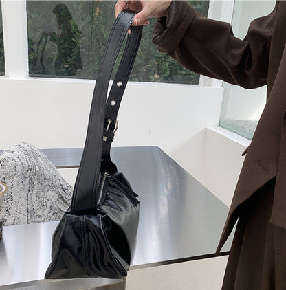 Simple women's bag for everyday movement