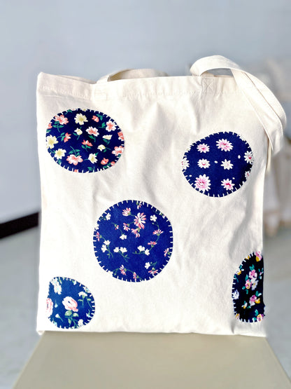 Festive gift presentation: the bag tied with a simple jute ribbon, ready as a sustainable Christmas or Mother’s Day surprise.