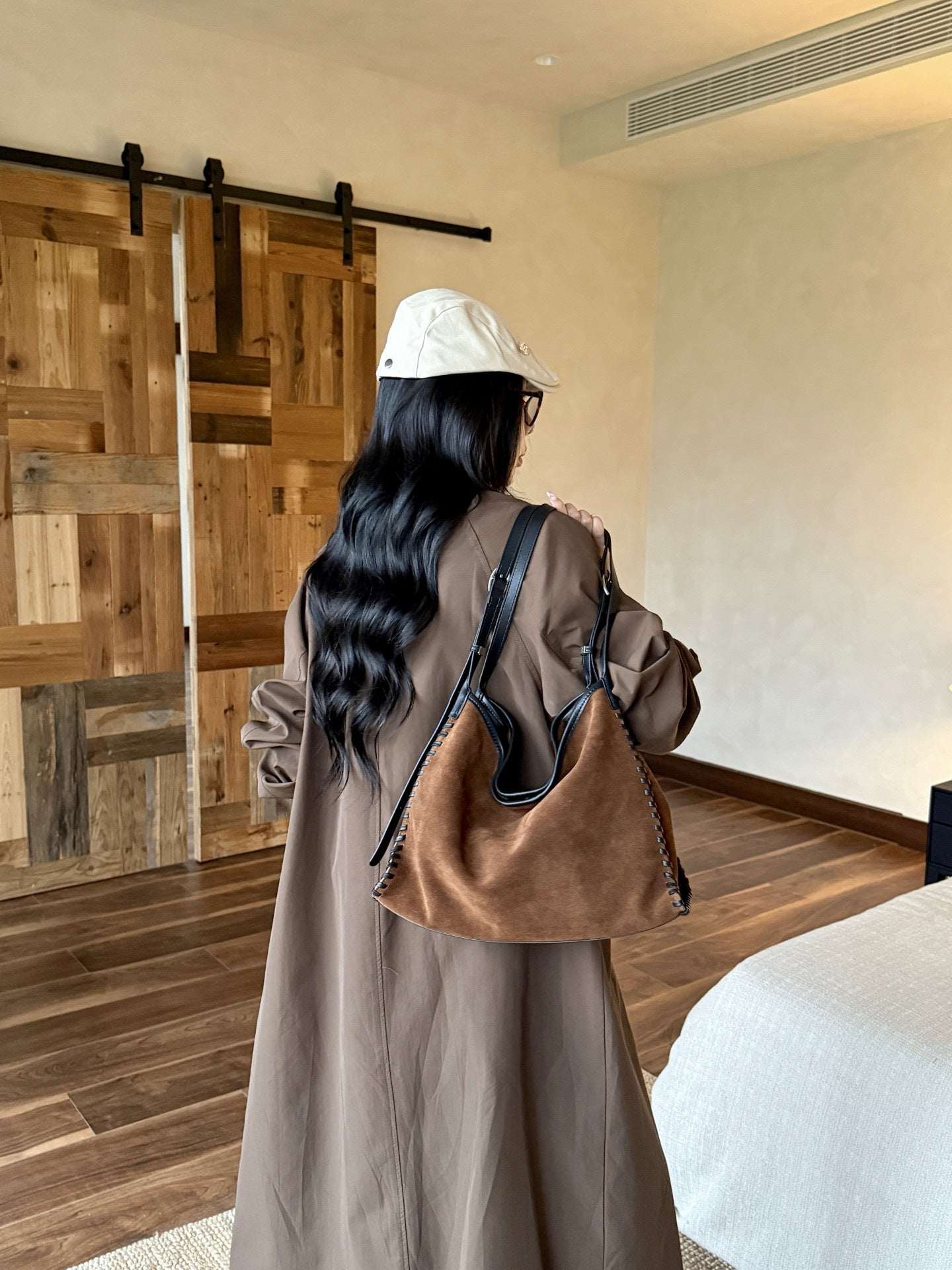 elegant vintage-style cowhide shoulder tote for women’s daily outfits