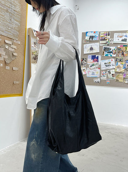 Shoulder bag with room for everyday belongings