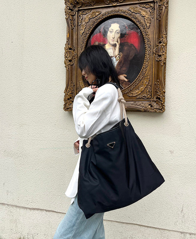 Black shoulder bag for casual day trips
