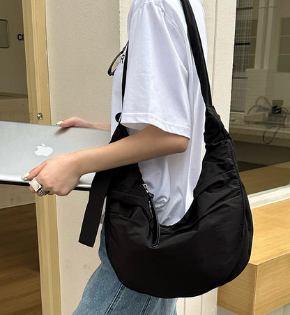 Spacious women's bag that keeps essentials close