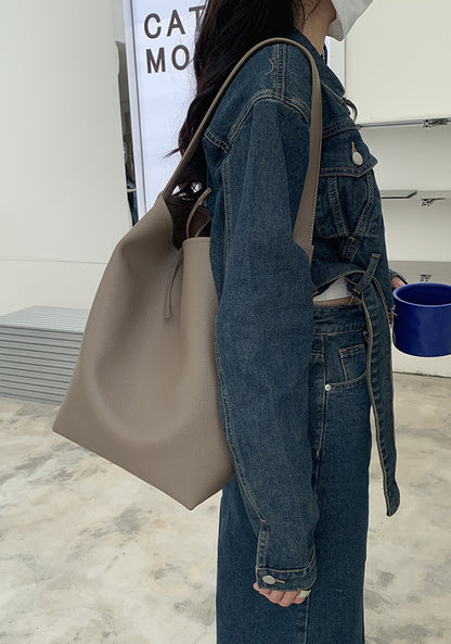 Spacious shoulder bag with a practical inner pouch