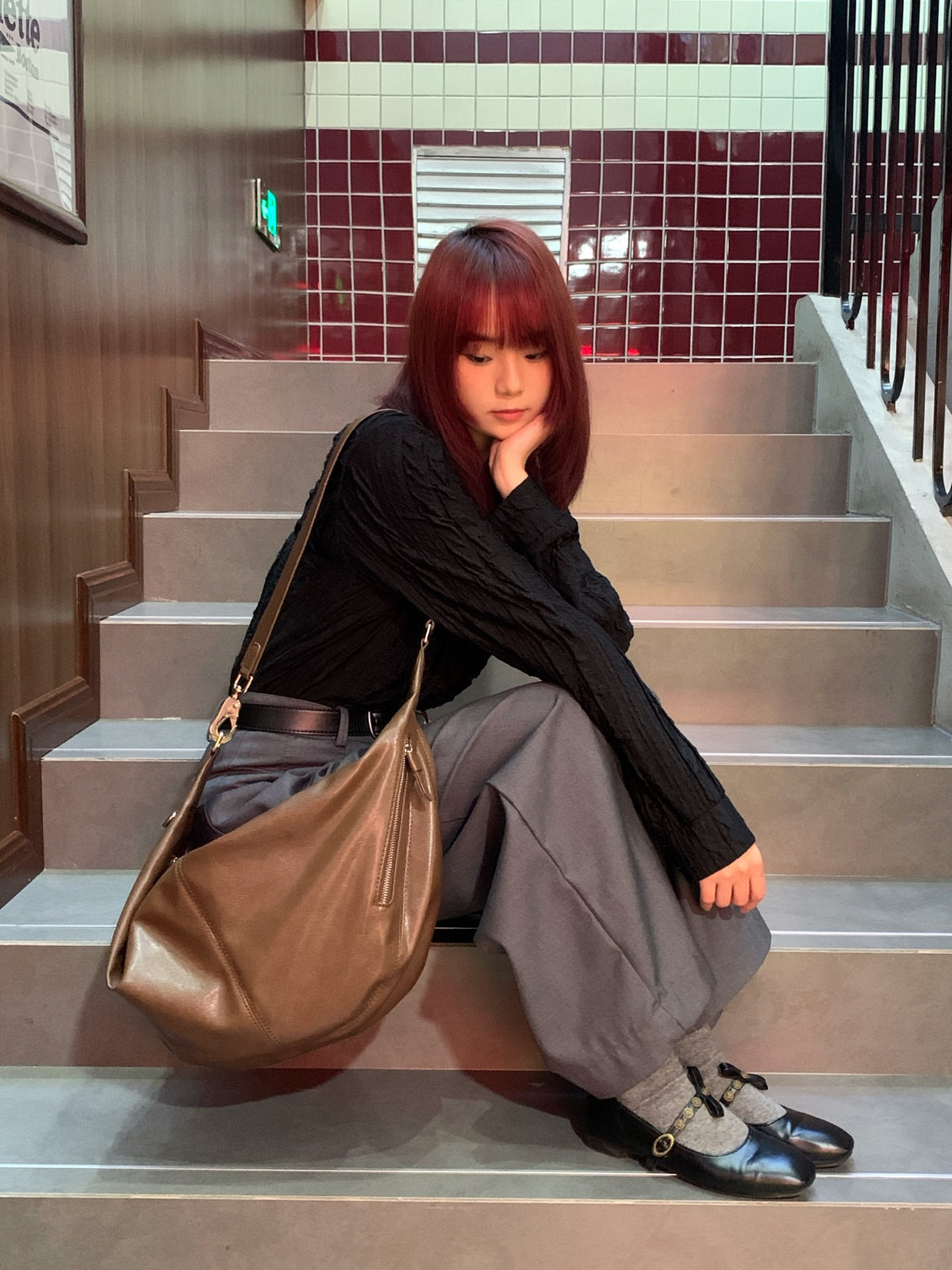 Spacious crescent bag for everyday shopping