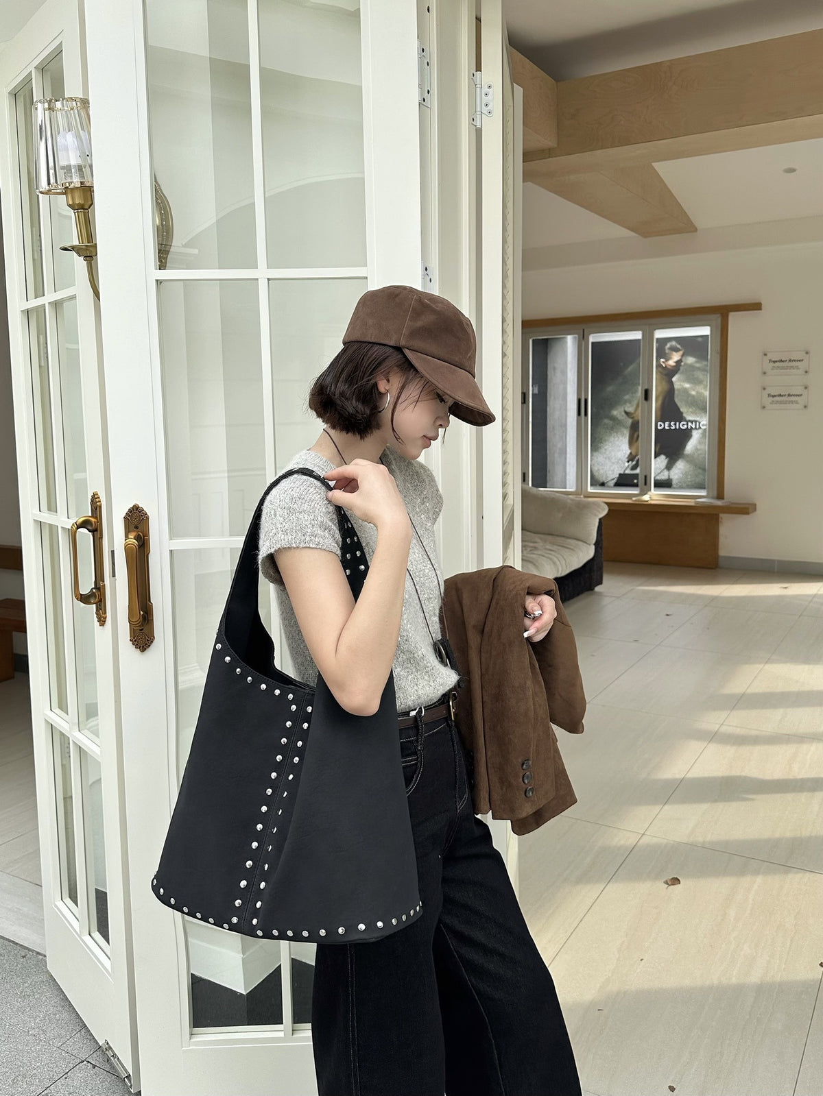 Fixed straps make it easy to carry by hand or shoulder.