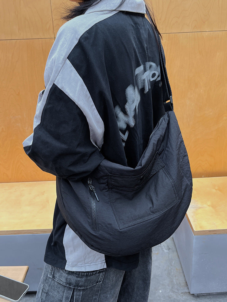 Casual shoulder bag with space for daily essentials