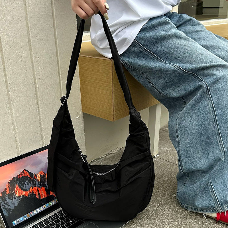 Women's casual carryall for an unhurried afternoon