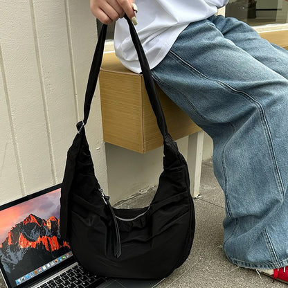 Women's casual carryall for an unhurried afternoon