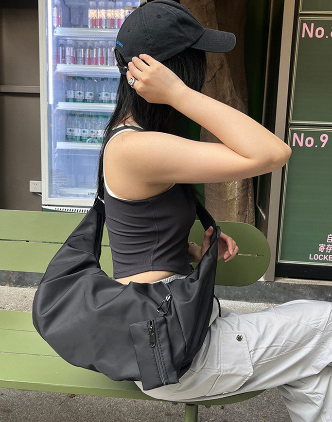 Women's curved shoulder bag for weekend walks