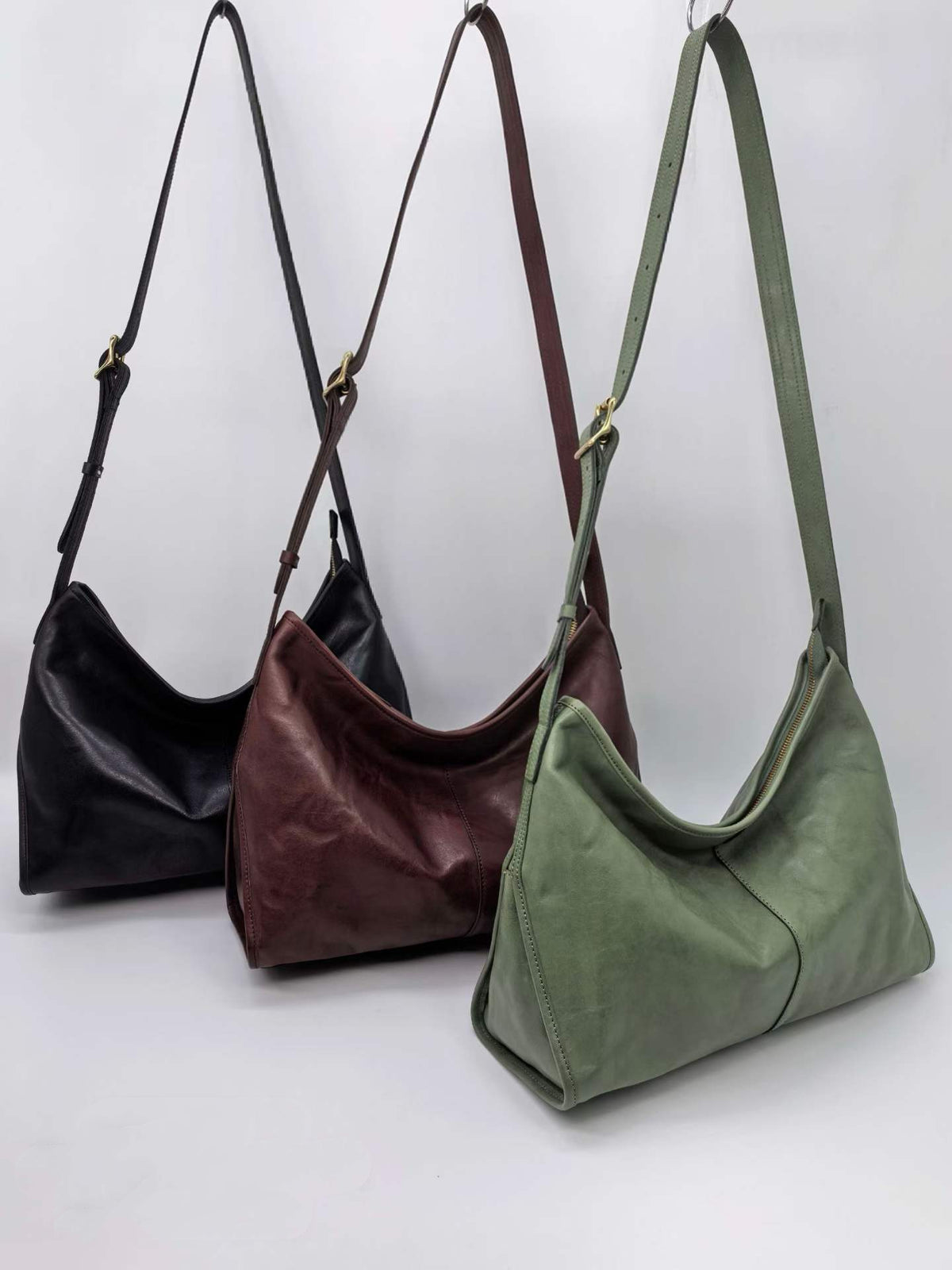 Genuine leather hobo bag with a relaxed curved silhouette for everyday outings