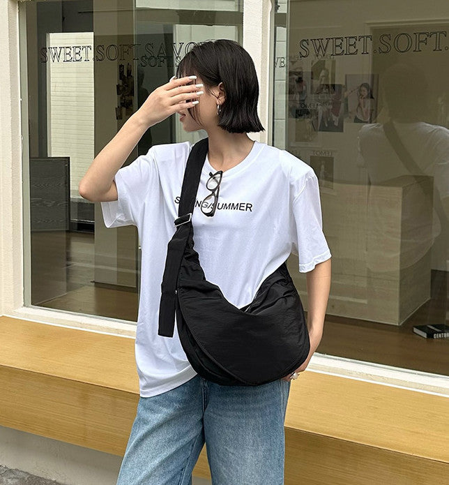 Roomy side bag suited to everyday plans