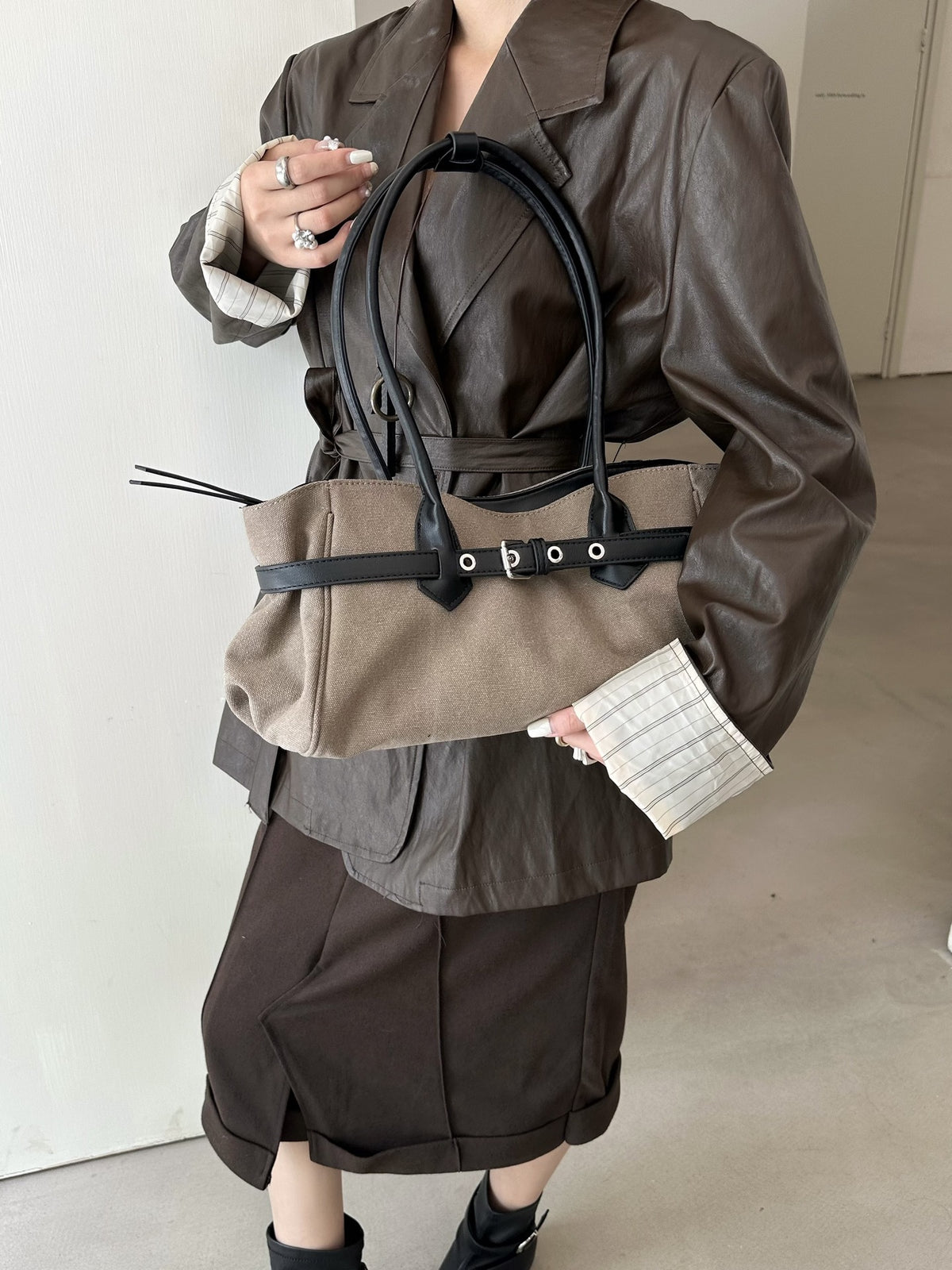 Canvas handbag with room for daily personal items