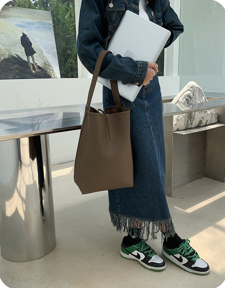 Leather shoulder bag for everyday essentials