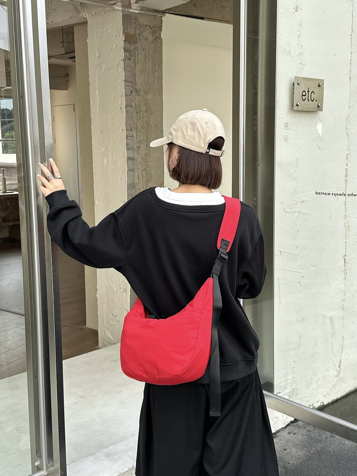 Women's casual shoulder bag for weekend activities