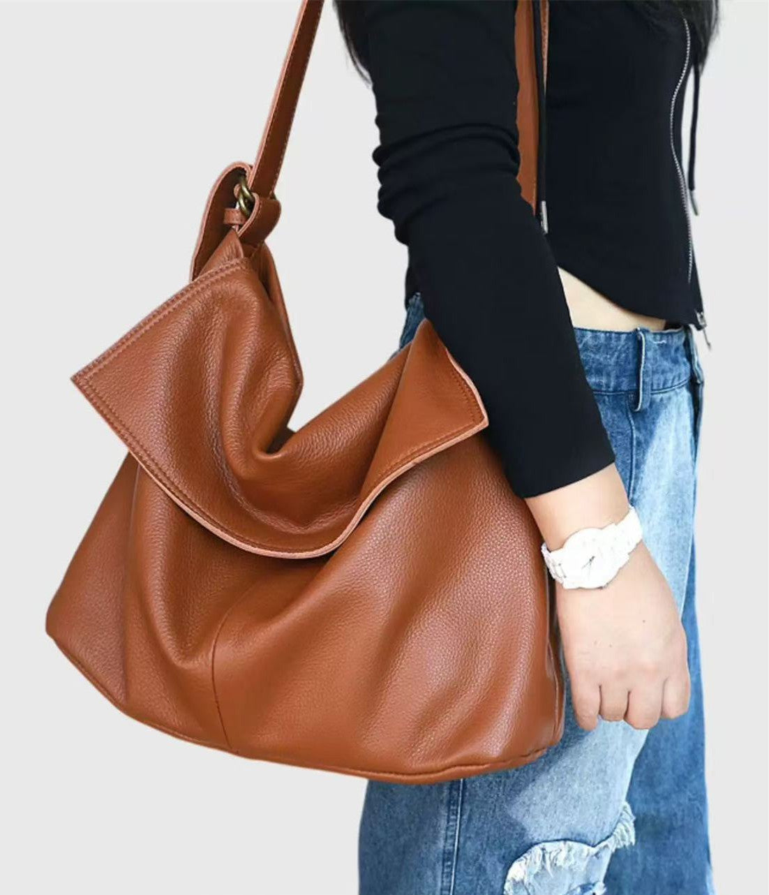 Ladies Soft Leather Shoulder Bag for Commuting and Casual Outings